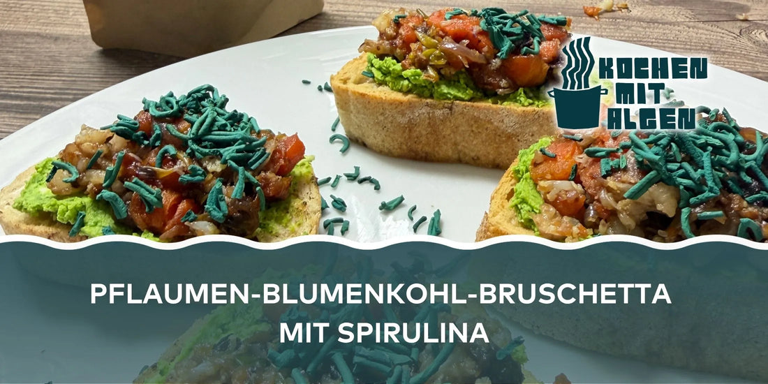 Bruschetta mit Algen, geröstetem Blumenkohl und Pflaumen, belegt mit Bärlauch-Feta-Creme auf knusprigem Baguette – veganes Algen-Rezept von Kochen mit Algen.