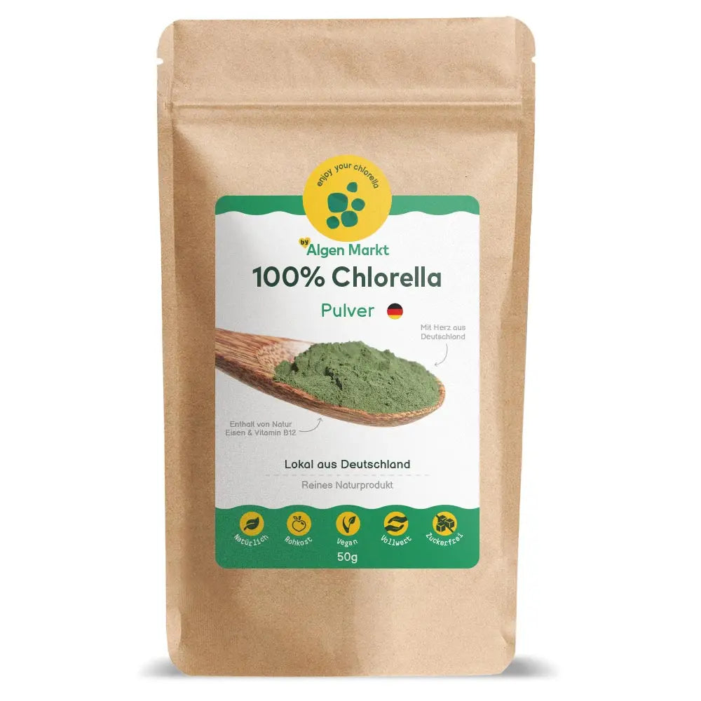 Bio Chlorella Pulver 50g von Algenmarkt – grünes Algenpulver auf Holzlöffel vor Kraftpapierbeutel