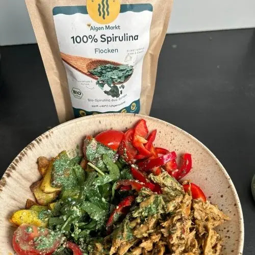 Bowl mit Cashew-Rucola-Spirulina-Dressing – Rezeptidee von Algenmarkt