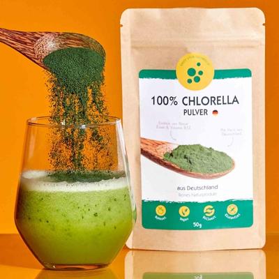 Chlorella Pulver von Algenmarkt wird in einen grünen Smoothie eingerührt