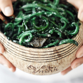 Grüne Gurken-Nudeln mit Spirulina und Sesam in Holzschale – Rezeptidee von Algenmarkt