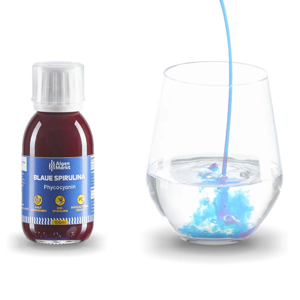 Phycocyanin Sirup blaue Spirulina 100ml flasche eingeschenkt in ein Glas Wasser Algen Markt