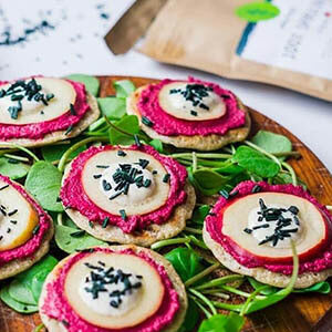 Blinis mit Rote-Bete-Creme und Algenmarkt-Beutel – Rezeptidee von Algenmarkt