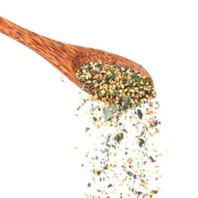 Bio Furikake Gewürz Umami mit Sesam, Spirulina und Dulse rieselt von einem Holzlöffel